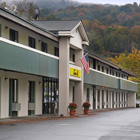 Super 8 By Wyndham White River Junction Extérieur photo