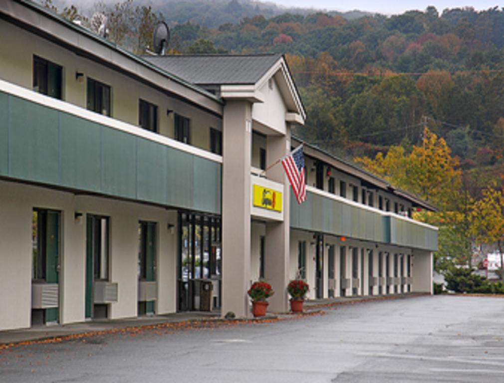 Super 8 By Wyndham White River Junction Extérieur photo