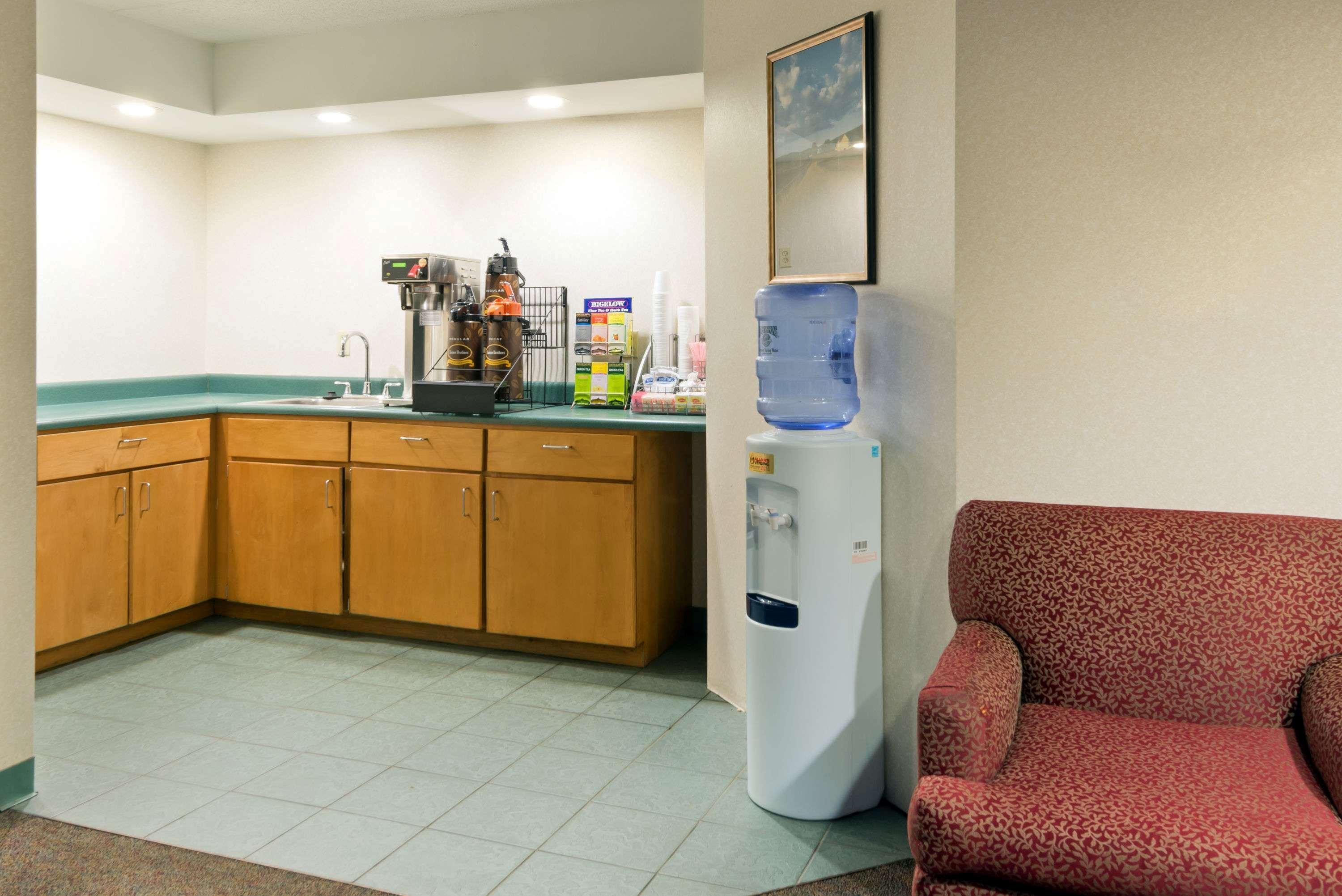Super 8 By Wyndham White River Junction Extérieur photo