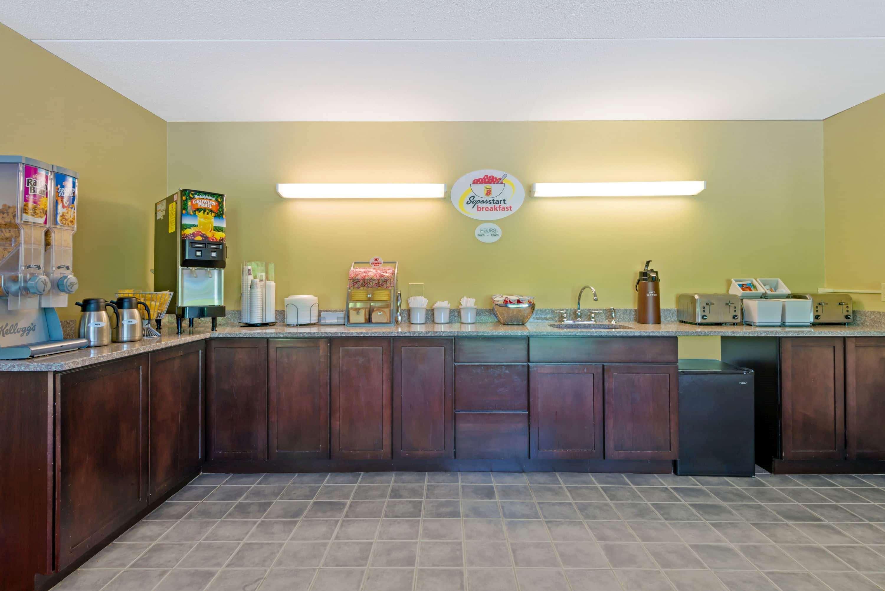 Super 8 By Wyndham White River Junction Extérieur photo