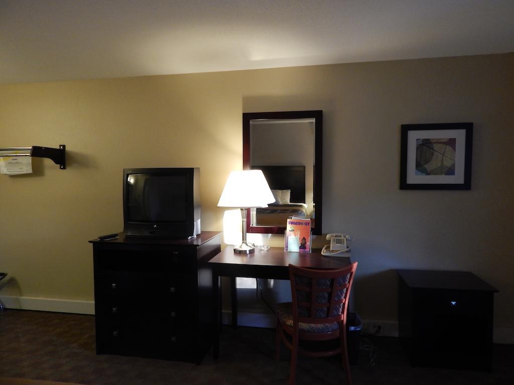 Super 8 By Wyndham White River Junction Extérieur photo